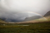 Ein herrlicher Regenbogen spannt sich über das Tal