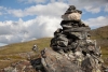 Diese Steinhaufen markieren die Grenze von Norwegen zu Schweden