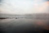 In der Nacht zog der Nebel über den Fluss