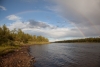 Ein Regenbogen spannte sich über den Fluss