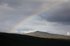 Ein Regenbogen spannt sich über das Fjäll