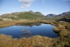 Die Landschaft spiegelt sich in einem kleinen Bergsee