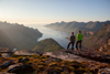 Blick in den Øyfjorden mit den Dörfern Fjordgård und Husøy